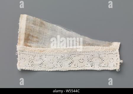 Bande de dentelle avec fleur stylisée entre deux lignes verticales et d'ovales sur un fragment triangulaire de toile batist, Bande de dentelle de couleur naturelle, ancienne dentelle flamand ou néerlandais la dentelle. La bande est fixée à un morceau triangulaire de batiste de lin. La dentelle a un modèle qui est constitué de lignes droites verticales, avec une fleur stylisée dans entre. Sur la ligne centrale, la fleur est flanquée à gauche et à droite par un ovale horizontal a souligné, qui traverse toujours la ligne verticale. Les motifs sont en lin avec des découpes, il n'y a pratiquement aucun terrain, les motifs sont reliés par de très courte Banque D'Images