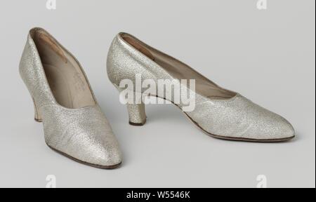 Chaussures de soirée en argent brocade, bonne soirée chaussure en argent Brocade. La pompe à l'arrondi, nez pointu et assez haut et talon épais. Les talons sont recouverts d'un avant et un creux en forme de fer à cheval seul. Brocart partie supérieure se compose de trois parties, assez grossiers sans aucune décoration. Adresse (intérieur) : Clarks, (sur le seul) : C. et J./FAITES À STREET / Angleterre / CLARK dans une ronde (usés) stamp., Clarks, Rue, c. 1930 - c. 1940, in a general sense, zool, H 7 cm l 23,5 cm × w 7,5 cm Banque D'Images