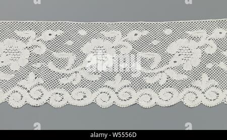 Bande de dentelle avec lobes semi-circulaire fleur sur une tige courbée, bande de naturel : la dentelle dentelle de Valenciennes. Fils de céréales secondaires ont été utilisées. Les petits côtés sont cousues ensemble. La bande peut être destinée à ou utilisé sur une nappe. Le motif répétitif sur la ligne centrale se compose d'une tige courbée vers le haut couché avec un semi-circulaire Fleur lobée attaché à lui. La fleur est couronnée par deux feuilles qui bouclent, entre lesquels une plus petite fleur ovale naît d'une tige courte. Le long de la face inférieure exécute une bande ondoyante régulièrement avec l'alternance et de l'inversion des vagues. Entre les fleurs consécutives il y Banque D'Images