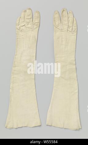 Gants faits de cuir de chamois blanc, gant gauche faite de cuir chamois blanc avec une scission au poignet avec trois boutons de nacre., anonyme, France, ch. 1920, in a general sense, knoop, l 45 cm × w 13 cm Banque D'Images