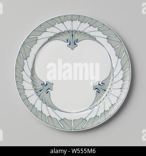 Assiette peint avec le Flügelmuster, décor peint la plaque de porcelaine. La plaque est peinte en vert et bleu avec le Flügelmuster Meissener Porzellan Manufaktur,., Meissen, 1901, porcelaine (matériau), h 2,0 cm × 26,5 cm d Banque D'Images