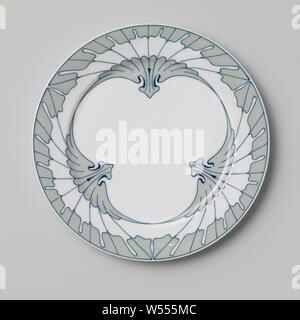 Assiette peint avec le Flügelmuster, décor peint la plaque de porcelaine. La plaque est peinte en vert et bleu avec le Flügelmuster Meissener Porzellan Manufaktur,., Meissen, 1901, porcelaine (matériau), h 2,0 cm × 26,5 cm d Banque D'Images