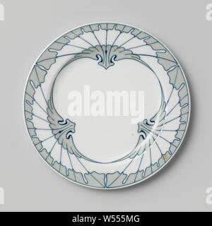 Assiette peint avec le Flügelmuster, décor peint la plaque de porcelaine. La plaque est peinte en vert et bleu avec le Flügelmuster Meissener Porzellan Manufaktur,., Meissen, 1901, porcelaine (matériau), h 1,7 cm × d 20,5 cm Banque D'Images