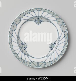 Assiette peint avec le Flügelmuster, décor peint la plaque de porcelaine. La plaque est peinte en vert et bleu avec le Flügelmuster Meissener Porzellan Manufaktur,., Meissen, 1901, porcelaine (matériau), h 1,7 cm × d 20,5 cm Banque D'Images