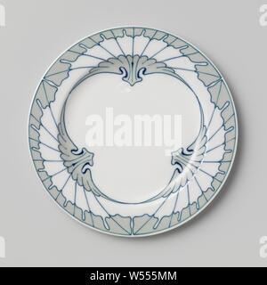 Assiette peint avec le Flügelmuster, décor peint la plaque de porcelaine. La plaque est peinte en vert et bleu avec le Flügelmuster Meissener Porzellan Manufaktur,., Meissen, 1901, porcelaine (matériau), h 1,7 cm × d 20,5 cm Banque D'Images
