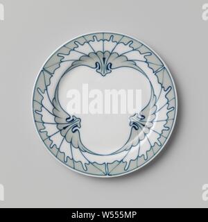 Assiette peint avec le Flügelmuster, décor peint la plaque de porcelaine. La plaque est peinte en vert et bleu avec le Flügelmuster, Meissener Porzellan Manufaktur, Meissen, 1901, porcelaine (matériau), h 1,6 cm × d 15,5 cm Banque D'Images