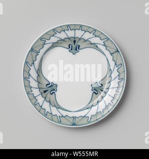 Assiette peint avec le Flügelmuster, décor peint la plaque de porcelaine. La plaque est peinte en vert et bleu avec le Flügelmuster, Meissener Porzellan Manufaktur, Meissen, 1901, porcelaine (matériau), h 1,6 cm × d 15,5 cm Banque D'Images