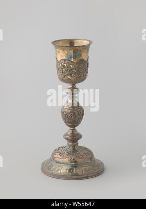 Calice, calice d'argent doré, avec tasse. Décorées avec des ornements en réparation contre une masse perforé partiellement. Sur la tasse, entre les symboles du pain et du vin, dans des médaillons : Christ, Marie et Joseph., anonyme, France, 1840 - 1879, de l'argent (métal), dorure (matériau), dorure, h 27,5 cm × 17,5 cm × w d 501 Banque D'Images