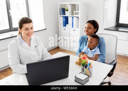 Mère avec bébé et médecin à la clinique avec un ordinateur portable Banque D'Images