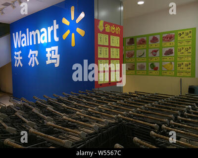 --FILE--Vue d'un supermarché de Walmart à Wuhan, province du Hubei en Chine centrale, 6 juillet 2018. Le total des revenus de Walmart Inc. pour sa quatrième qu Banque D'Images