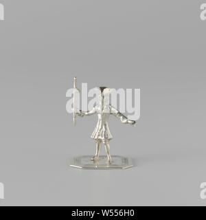 Night Watch, Night Watch : Sur une plaque allongée est un homme avec un poignard et un bâton dans sa main droite. Un bâton ou un oiseau peut avoir été assis sur le bâton. Une ligne en zigzag est gravée sur le bord de la plaque. L'image est marquée : stk.  = Amsterdam, jrl.  = U (1779) et la taille  = Johannes van Geffen et écrit une lettre V, figure debout, Johannes Adrianus Van Geffen (attribué à), Amsterdam, 1779, de l'argent (métal), h 3,8 cm × w 2,9 cm × 2,2 cm d × w 1186 Banque D'Images