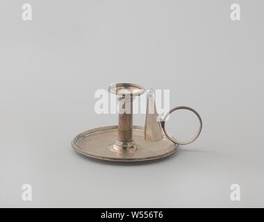 Bougeoir avec volet d'argent. La grande porte-bougie cylindrique repose sur une feuille ronde, légèrement arqué. L'amortisseur est conique avec un crochet et oeil sur la poignée, Blaker avec volet d'argent. La grande porte-bougie cylindrique repose sur une feuille ronde, légèrement arqué. L'amortisseur est conique fixé à la poignée du bougeoir au moyen d'un crochet et d'un oeil., Elizabeth Jones, Londres, 1809, Blaker, vetvanger, domper, H 5,5 cm × D × w 99,0 10,0 cm Banque D'Images