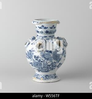 Porte-fleur, fleur bleu faience peinte de titulaire. Le vase se compose de deux vases) sur l'un de l'autre, le fond de ce qui est grand et et le haut de canopes qui est petit et sphérique. Chaque vase a un socle rond. Sur les épaules de chaque vase soufflaient têtes angéliques en relief, dont les becs de bouche. Ces becs sont rompues sur les deux vases. Les vases sont chacune peinte avec des fleurs sur les rochers et d'oiseaux et près de (y compris des paons)., anonyme, Delft, c. 1680 - c. 1700, faïence, émail étain, H 27 cm d 19 cm d 12 cm Banque D'Images