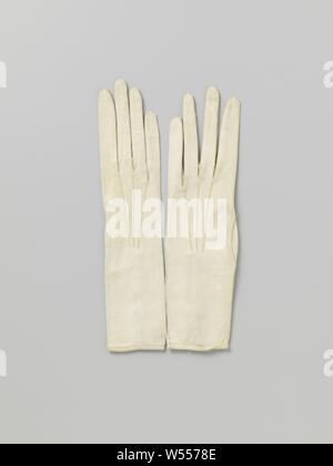 Deux paires de gants en cuir de chamois blanc boutons avec trois boutons de nacre décoré de trois cordons de rayonnement, de chamois blanc droit gant avec trois de nacre. Décoré à l'arrière avec trois lignes cousu., anonyme, Genua, ch. 1900 - c. En 1925, in a general sense, l 26 cm × w 6 cm Banque D'Images