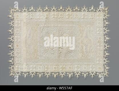 Linge de garniture avec un morceau de dentelle à aiguille avec les armoiries de la Belgique, de démolition de linge de couleur naturelle avec un morceau avant des pièces faites en dentelle à aiguille et pièces faites dans la dentelle. À l'intérieur d'un cadre reticella (aiguille côté) de carrés avec des rosaces et semi-coquilles de forme ovale avec des rosettes de la moitié à l'extérieur, les armoiries de la couronne de Belgique et le texte 'l'union fait la force' - l'unité rend le pouvoir - les armes nationales. Sur l'arme d'un lion d'escalade et deux lions à l'écart comme boucliers humains. Dans une bordure décorative au-dessus et au-dessous du milieu de terrain, l'année 1914 est lié Banque D'Images