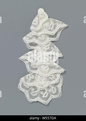 Jabot de la machine avec des feuilles en forme de goutte et fleur ronde, de couleur naturelle de jabot côté machine : machine Valenciennes dentelle. Une bande frontalière est cousu en zigzag sur une bande permanent sage, de sorte que le jabot tombe en arrière à 7 reprises. Une découpe la broderie rose est placé en haut. Le motif récurrent est composé d'une pendaison, feuilles en forme de goutte avec une fleur ronde sur une courte tige courbée. Les motifs sont reliés par une machine-driven Valenciennes terrain à mailles carrées. Une demi-coquille est formé autour de chaque fond sur le dessous de la bande, par lequel la maille devient une bande. Haut Banque D'Images