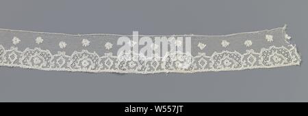 Bande de dentelle en forme de bouclier concaténé avec cartouches de bande de couleur naturelle : La dentelle Dentelle de Lille. En vertu d'une rangée de fleurs en rosette lâche, la moitié inférieure de la bande est rempli d'un motif répétitif de cartouches en forme de bouclier concaténés. Il s'agit de deux différentes cartouches symétriques. Les motifs sont reliés entre eux par une grille fine, une pelouse. Les motifs sont réalisés en lin, avec des fils plus épais et brillant contour. Différents motifs décoratifs ont été utilisés, alternativement dans le cadre et dans le centre de la cartouches. Le haut et le bas sont finis tout droit, avec Banque D'Images