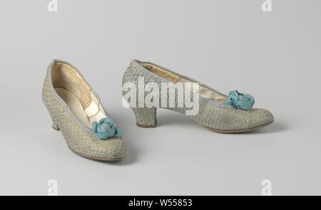 Paire de chaussures pour femmes avec motif de plumes de paon bleu femme chaussures en vinyle avec fil d'or dans un motif de plume de paon, brocard en soie bleu femmes chaussure avec fil d'or dans un motif de plume de paon. Modèle : Le nez est rond, un morceau de brocart de feuilles. L'avant du talon va droit vers le bas. Les côtés et l'arrière du talon sont légèrement équipés et bordée de dentelle. Le talon a une jante en cuir brun de l'arrière. Retour en cuir avec huit ongles lié au talon et semelle en cuir. Retour en haut de la moitié de la bordée de cuir blanc ivoire. Talon bordée de velours beige. En velours beige Banque D'Images