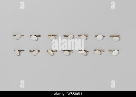 Bouton de veste en plastique avec soulagement, de côtes et de l'oeillet arrière fixe lâche clip, et l'oeillet fixe compteur lâche. clip, anonyme, Pays-Bas (peut-être), ch. 1900 - c. En 1940, métal, d 1.3 cm Banque D'Images
