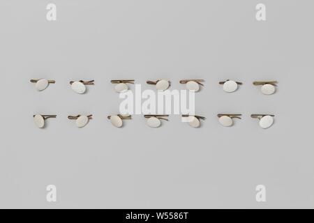 Bouton de veste en plastique avec soulagement, de côtes et de l'oeillet arrière fixe lâche clip, et l'oeillet fixe compteur lâche. clip, anonyme, Pays-Bas (peut-être), ch. 1900 - c. 1940, le cuivre (métal), d 1.2 cm Banque D'Images