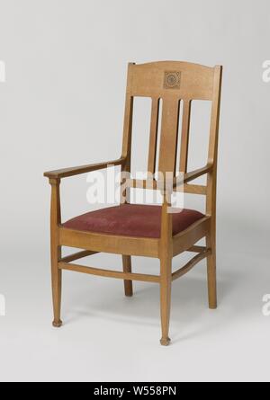 Fauteuil avec une rosette tressé sculpté et recouvert de string rouge / rose, fauteuil en chêne reposant sur quatre pieds galbés. Les jambes sont reliés entre eux par des lignes courbes. Les jambes avant de continuer dans le struts pour les accoudoirs. Les pattes de continuer dans l'arrière-postes. Le dossier se compose d'un panneau avec un sommet arrondi en haut et une ligne en bas avec trois postes de entre, au milieu duquel est plus large que les deux autres. Sur le panneau en haut est une rosace tressée sculpté avec bords pearl et incrusté d'ébène au milieu. Les accoudoirs s'élargir à l'avant. Le siège est Banque D'Images