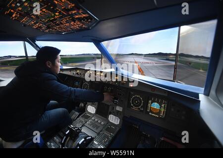 Fermier chinois Zhu Yue tests dans le cockpit d'une réplique grandeur nature d'Airbus A320 avion construit par lui à un espace ouvert, au nord-est de la ville de Kaiyuan Banque D'Images