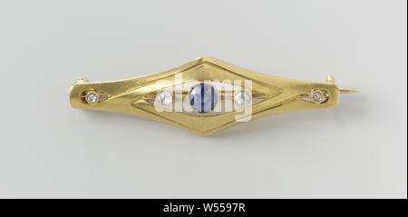 Broche, broche d'or avec saphir au centre et deux diamants de chaque côté., Willem Lodewijk van Kooten (II), Amsterdam, ch. 1908 - c. 1911, l'or (métal), diamond (minéral), saphir (minéral), h 1,1 cm × 3,5 cm w Banque D'Images