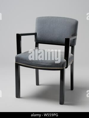 Fauteuil avec accoudoirs anguleux et couverte de bande bleue, Fauteuil de bois laqué noir reposant sur quatre pieds carrés. Les pattes avant sont droites et les pattes postérieures sont légèrement pliés et continuer à l'arrière. Le siège est réglé en quatre lignes, les deux lignes de côté qui sont droits et les lignes avant et arrière plié. Le bas de caisse le dossier est aussi tordue. Télévision accoudoirs angulaire délabré du centre du dossier et reste à l'avant, pas en ligne avec les pattes avant, sur la télévision, qui sont partiellement struts attaché à et en partie contre le siège. La main courante et le siège sont Banque D'Images