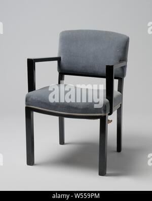 Fauteuil avec accoudoirs anguleux et couverte de bande bleue, Fauteuil de bois laqué noir reposant sur quatre pieds carrés. Les pattes avant sont droites et les pattes postérieures sont légèrement pliés et continuer à l'arrière. Le siège est réglé en quatre lignes, les deux lignes de côté qui sont droits et les lignes avant et arrière plié. Le bas de caisse le dossier est aussi tordue. Télévision accoudoirs angulaire délabré du centre du dossier et reste à l'avant, pas en ligne avec les pattes avant, sur la télévision, qui sont partiellement struts attaché à et en partie contre le siège. La main courante et le siège sont Banque D'Images