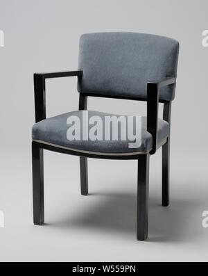 Fauteuil avec accoudoirs anguleux et couverte de bande bleue, Fauteuil de bois laqué noir reposant sur quatre pieds carrés. Les pattes avant sont droites et les pattes postérieures sont légèrement pliés et continuer à l'arrière. Le siège est réglé en quatre lignes, les deux lignes de côté qui sont droits et les lignes avant et arrière plié. Le bas de caisse le dossier est aussi tordue. Télévision accoudoirs angulaire délabré du centre du dossier et reste à l'avant, pas en ligne avec les pattes avant, sur la télévision, qui sont partiellement struts attaché à et en partie contre le siège. La main courante et le siège sont Banque D'Images