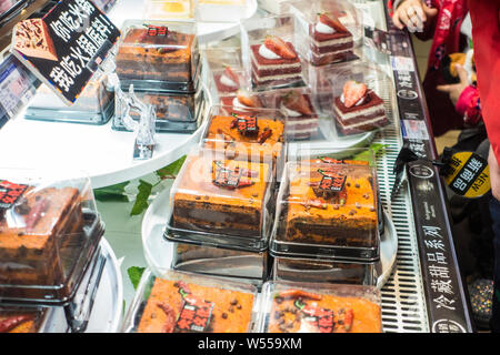 La forme des gâteaux avec piquant plat-réchaud assaisonnement de potée sont à vendre dans la ville de Chengdu, dans le sud-ouest de la province chinoise du Sichuan, 3 février 201 Banque D'Images