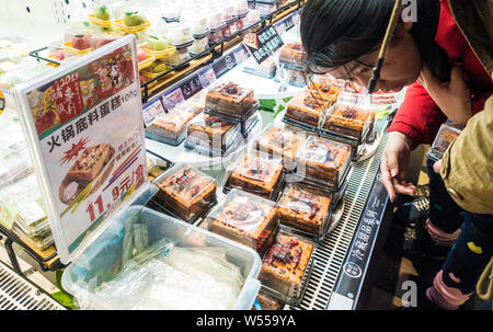 La forme des gâteaux avec piquant plat-réchaud assaisonnement de potée sont à vendre dans la ville de Chengdu, dans le sud-ouest de la province chinoise du Sichuan, 3 février 201 Banque D'Images