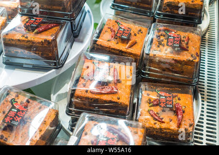 La forme des gâteaux avec piquant plat-réchaud assaisonnement de potée sont à vendre dans la ville de Chengdu, dans le sud-ouest de la province chinoise du Sichuan, 3 février 201 Banque D'Images