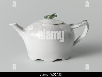 Théière avec couvercle, appartenant à un service avec les libellules, les papillons et autres insectes, appartenant à un service de porcelaine, composé de parties d'un service café et thé. Plateau, cafetière, théière, sucrier, pot à lait, deux tasses et soucoupes. La lame est de forme ovale et a deux poignées en plastique comme les libellules. La cafetière a une libellule en tant qu'oreille et sur le couvercle une abeille comme un bourgeon. La théière a une oreille sur lequel un insecte et sur le couvercle d'une sauterelle verte comme un bourgeon. La boîte de sucre en forme de cuvette et pot à lait ont deux libellules et un papillon respectivement. Les chefs ont également un comme un papillon Banque D'Images