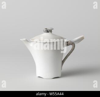 Cafetière avec couvercle, appartenant à un service avec les libellules, les papillons et autres insectes, appartenant à un service en porcelaine, composé de parties d'un café et thé. Plateau, cafetière, théière, sucrier, pot à lait, deux tasses et soucoupes. La lame est de forme ovale et a deux poignées en plastique comme les libellules. La cafetière a une libellule en tant qu'oreille et sur le couvercle une abeille comme un bourgeon. La théière a une oreille sur lequel un insecte et sur le couvercle d'une sauterelle verte comme un bourgeon. La boîte de sucre en forme de cuvette et pot à lait ont deux libellules et un papillon respectivement. Les chefs ont aussi une oreille comme un papillon Banque D'Images