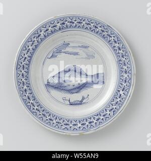 La plaque avec un poisson plat, plaque ronde de faïence peinte en bleu. Un poisson (plie ?) est peint sur l'étagère et un motif de losange sur le bord. La plaque est une recherche d'Alkmaar, Alkmaar, anonyme, Delft, c. 1625 - c. 1650, faïence, émail étain, H 1,3 cm × d 19,8 cm Banque D'Images