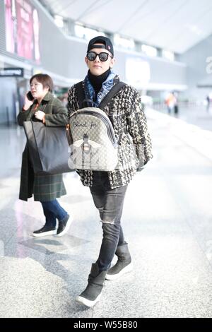 Acteur et chanteur taïwanais Jiro Wang arrive à l'Aéroport International de Shanghai Pudong à Shanghai, Chine, 24 février 2019. Gucci sac à dos : Banque D'Images