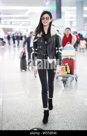 Modèle chinois Xi Mengyao, également connu sous le nom de Ming Xi, arrive à un aéroport de Shanghai, Chine, le 8 février 2019. Banque D'Images