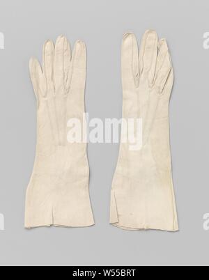 Gants faits de peau de chamois synthétique blanc avec de la nacre, bouton droit de gant en cuir synthétique blanc chamois avec nacre bouton., anonyme, West-Europa (peut-être), ch. 1900 - c. 1915, in a general sense, knoop, l 27,5 cm × w 11 cm Banque D'Images