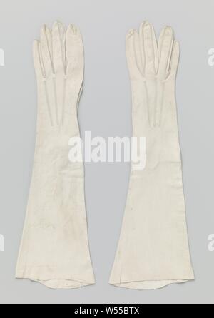 Paire de gants gant de cuir blanc chamois, chamois blanc gant droit. Trois cordons rayonnant à l'arrière. Au poignet, un split avec un bouton en verre blanc., anonyme, Pays-Bas), ch. 1900 - c. 1915, in a general sense, knopen, l 39 cm × w 12 cm Banque D'Images