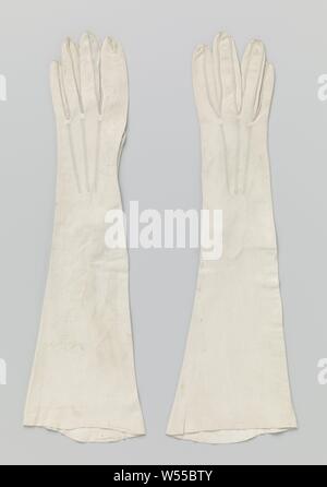 Paire de gants en cuir de chamois blanc, gant gauche blanc gant de cuir de chamois. Sur le dos, irradiant de cordes. Au poignet, un split avec un bouton en verre blanc., anonyme, Pays-Bas), ch. 1900 - c. 1915, in a general sense, knopen, l 39 cm × w 12 cm Banque D'Images