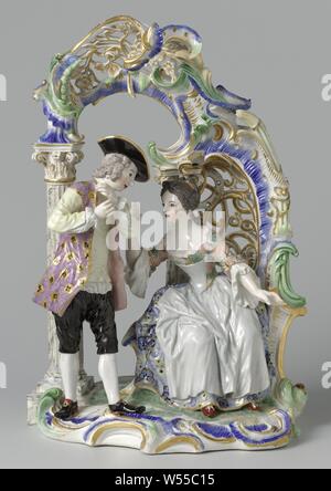 Groupe Berger Figure d'un couple de bergers, sculpture en porcelaine peinte sur l'émail et des touches d'or. L'image représente un couple de berger sous les colonnes de rocailles sur colonnes. La femme est assise à côté de l'homme debout et de gestes à lui. Le piédestal est orné de rocailles. Inscrite sur le fond avec lion, l'élevage, le Gardian, herdswoman, berger, bergère, vacher, etc, jardin, couple d'amants, ornement rocaille, Porzellanmanufaktur Frankenthal, Frankenthal, ch. 1760, Porcelaine, glaçure (matériel), de l'or (métal), la vitrification, h 32,1 cm × w 22,2 cm Banque D'Images