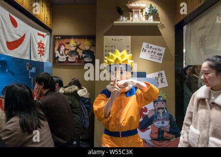 Vue de l'intérieur de l e premier restaurant de ramen sous licence dans l'inspiration pour l'endroit préféré de Uzumaki Naruto pour obtenir son repas préféré, Ichiraku Banque D'Images