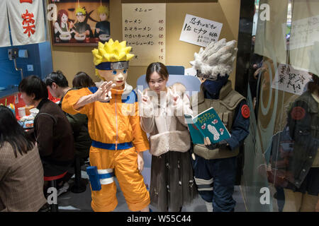 Vue de l'intérieur de l e premier restaurant de ramen sous licence dans l'inspiration pour l'endroit préféré de Uzumaki Naruto pour obtenir son repas préféré, Ichiraku Banque D'Images