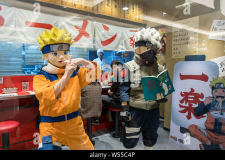 Vue de l'intérieur de l e premier restaurant de ramen sous licence dans l'inspiration pour l'endroit préféré de Uzumaki Naruto pour obtenir son repas préféré, Ichiraku Banque D'Images