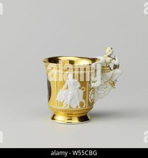 Tasse avec le portrait de Maria van Hohenzollern-Sigmaringen, tasse de porcelaine sur pied, peinte sur l'émail de couleurs d'émail et d'or. La paroi extérieure est divisée en quatre compartiments d'un médaillon dans un avec le portrait de Maria van Hohenzollern-Sigmaringen, signé 'A. Ambronn '. Une représentation classique des deux côtés de cette en relief : Hercules avec le lion et l'Europe avec le taureau. L'oreille est dans la forme d'une personne habillée de façon classique, à ailes, à genoux sur les boucles qui fin dans des feuilles de vigne sur la tête. La figure se penche avec les deux bras sur un blason avec les armes de l'alliance du couple Banque D'Images