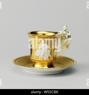 Tasse et soucoupe avec le portrait de Maria van Hohenzollern-Sigmaringen, tasse et soucoupe en porcelaine, peintes sur l'émail de couleurs d'émail et d'or. La tête a un pied et la paroi extérieure est divisée en quatre compartiments avec dans un médaillon avec le portrait de Maria van Hohenzollern-Sigmaringen, signé 'A. Ambronn '. Une représentation classique des deux côtés de cette en relief : Hercules avec le lion et l'Europe avec le taureau. L'oreille est dans la forme d'une personne habillée de façon classique, à ailes, à genoux sur les boucles qui fin dans des feuilles de vigne sur la tête. La figure se penche avec les deux bras sur un blason Banque D'Images
