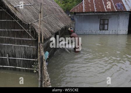 Le 26 juillet 2019, Kurigram, Bangladesh : Un homme travaille dans sa chambre après les victimes de réduction de niveau de crue près de Jogmoner Chor, Kurigram. Des milliers de personnes ont été déplacées par les inondations de la mousson dans le nord du pays qui a débuté plus tôt ce mois-ci. (Crédit Image : © MD Mehedi Hasan/Zuma sur le fil) Banque D'Images