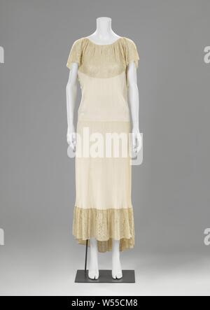 Plateau robe avec une jupe plissée robe de crêpe de Chine beige, chemise ou blouse beige plateau-de crêpe de Chine, garni de bandes larges de la machine imitation blonde. Bandes large ronde large à l'avant se terminant en Blonde manches papillon. Corsage droit et une jupe plissée, parés à la blonde, qui se termine en une traînée. À partir de l'arrière, un dos rond, profondément coupé le long de laquelle la bande du côté de la Blonde/continue dans une façon plissé. Crêpe de Chine étroit à nouer., Madame Watrigant, Bruxelles, ch. 1925 - c. 1930, l 138 cm × l 160 cm Banque D'Images