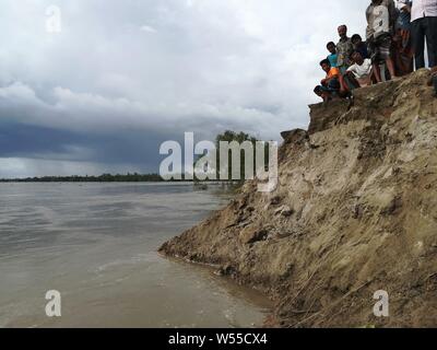 Le 26 juillet 2019, Kurigram, Bangladesh : une vue de la rivière près de Jogmoner Dharla pauses Chor, Bhogdanga, Kurigram. Selon le rapport, l'eau qui coule de la rivière Dharla 73 centimètres au-dessus du niveau de danger près de Kurigram. Credit : MD Mehedi Hasan/ZUMA/Alamy Fil Live News Banque D'Images